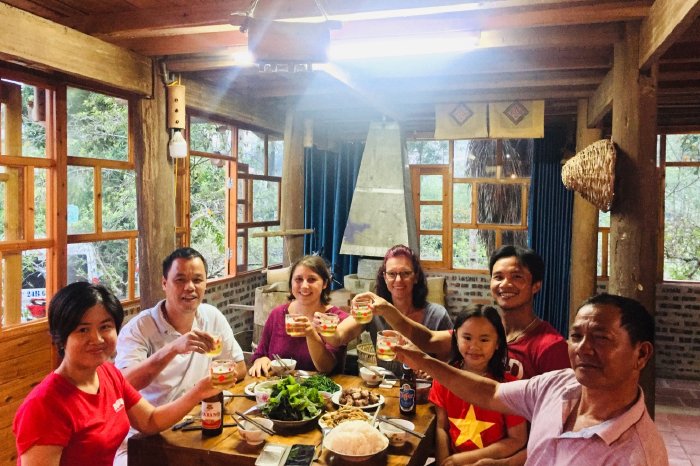 GET-GAP-Year-Volunteering-Asien-Gastfamilie-Abendessen.jpg