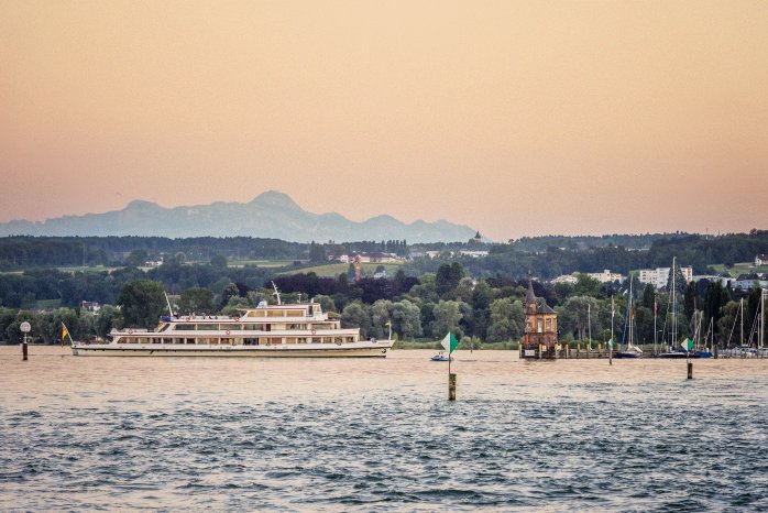 Konstanz-Bodensee-Hafen-BSB-Schiff-MS-Stuttgart-Alpen-Abend-04_Copyright_MTK-Dagmar-Schwell.gif