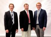 Günter Helmchen, Geschäftsführer Banner Batterien Deutschland GmbH (Bildmitte), mit den Inhabern von Banner Batterien, Thomas Bawart (li.) und Andreas Bawart (re.)