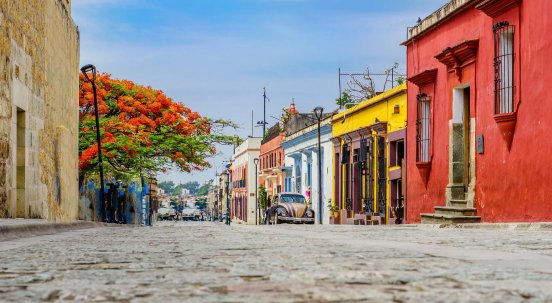 Mexiko_Colonial buidlings in old town of Oaxaca@StreetFlash_deposit_6000 x 3297_klein.jpg