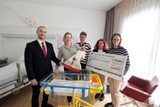 Die Schaffrath Stiftung für Soziales ermöglicht mit ihrer Spende in Höhe von 10.000 Euro vielen Babys, die in den Städtischen Kliniken Mönchengladbach geboren werden, einen sicheren Start ins Leben. (v.l) Frederic Schaffrath, Sandra Meier mit Tochter Kiar