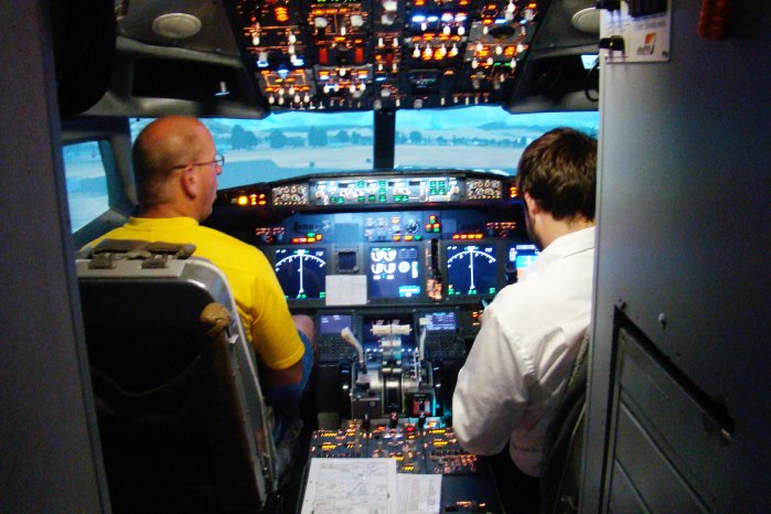 Flugsimulator - Center - Hobbyflieger und Verkehrspilot gemeinsam im Cockpit der Boeing 737.jpg