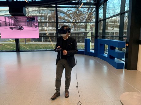 Tobias Reiß begibt sich selbst in den virtuellen Raum testet die VR Technik im Holodeck des.jpg