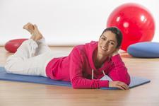 Die besten Neujahrsvorsätze gegen Rückenschmerzen: Die Aktion Gesunder Rücken rät zu mehr Bewegung, Stressreduktion und rückenfreundlichen Alltagsgegenständen. Bild: AGR e. V.