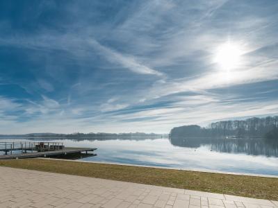Wunderschöne Blicke bietet die Promenade am Großen Segeberger See