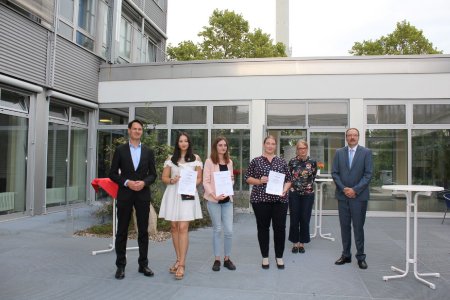 Dominik Heberling vom Vorstand des Vereins der Freunde & Förderer, die Preisträgerinnen Nina Unger, Benita Baum und Elena Dahlem, Gleichstellungsbeauftragte Prof. Dr. Elke Raum und Hochschulpräsident Prof. Dr. Peter Mudra nach dem Festakt zur Preisverleihung (v.l.)