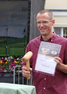 Im vergangenen Jahr schwang Bürgermeister Frederik Bewer selbst den Auktionshammer und ersteigerte auch einen Gutschein für sich / Foto R.Mundzeck