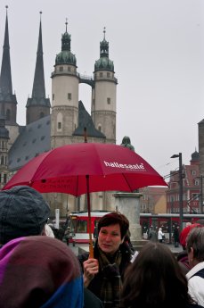 Hallesche Gästeführerin mit HalleSchirm vor Marktkirche_Foto Steffi Bran....jpg