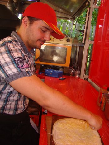 Sebastian Lipina kreiert die Flammkuchen..JPG