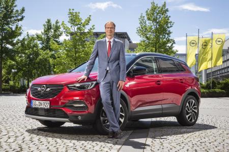 Opel CEO Michael Lohscheller Awarded "Manbest 2019" by the AUTOBEST Jury