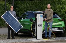 Nachhaltige Energie ist im Handwerk ein großes Thema. Bei einer Infoveranstaltung der Energieagentur des Neckar-Odenwald-Kreises in Zusammenarbeit mit der Handwerkskammer erfahren Betriebe alles über Photovoltaik und E-Mobilität. Im Bild sind Christian Waldvogel von der Energieagentur EAN (links) und Michael Sack vom Landratsamt Neckar-Odenwald-Kreis (rechts) zu sehen
