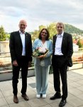 Christiane Nowottny wird ab dem 1. April 2023 die Nachfolge des altersbedingt ausscheidenden Dr. Joachim Eisert (links) antreten. Gemeinsam mit Präsident Harald Herrmann (rechts) gratuliert er Nowottny zur Wahl