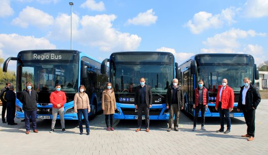 243, Blaue Busse Kandel 6 zu BUZ - Quelle Jan Kowalski, DB Regio Bus Mitte.jpg