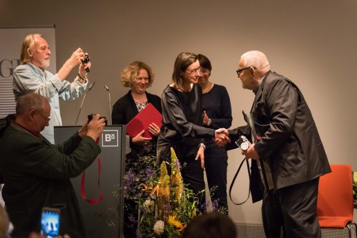 Silke Bernhardt gratuliert Antanas Sutkus zum Dr.-Erich-Salomon-Preis 2017.jpg