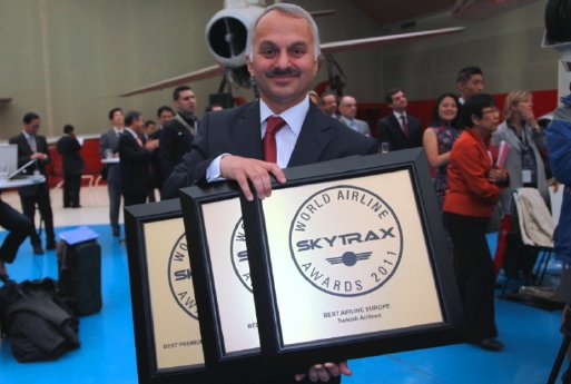 Turkish Airlines_Temel Kotil mit Awards.jpg