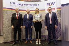 Pauline Klopsch liebt ihre Arbeit als Raumausstatterin und hat beim Leistungswettbewerb des Deutschen Handwerks mit überzeugenden Leistungen geglänzt, die sie bis zum dritten Platz auf Bundesebene brachten. Vom Präsidenten der Handwerkskammer Mannheim Rhein-Neckar-Odenwald, Klaus Hofmann, (rechts) sowie den Vizepräsidenten Martin Sättele und Steffen Haug wurde sie bereits im November als Kammersiegerin ausgezeichnet / Foto:  Handwerkskammer