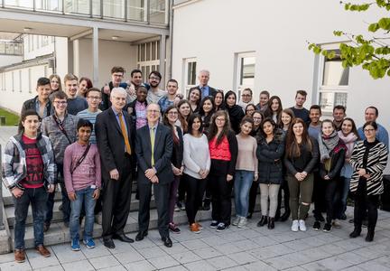 Starker Auftritt: für die Ausbildung von Lehrern an beruflichen Schulen (vorne links: Professor Karl Stoffel und Matthias Andreesen; hinten Mitte: Ministerialrat Dr. Ulrich Seiser; außen rechts: Muhittin Arslan gemeinsam mit den Schülern des Schülercampus spezial)