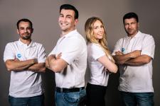 Nrec Nue (2. v. links) und sein Team sind erfolgreich am Markt (Copyright: Kreativ Fliesen Nue)