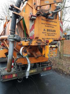 Altöl-Havarie in Alsfeld: Die Arbeiten zur Reinigung des Regenkanals haben am Mittwoch sofort begonnen, Fotos: Wasserbehörde