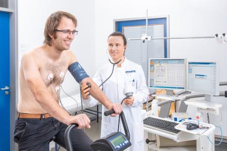 Bewegung für das Herz: Studienärztin Dr. med. Theresa Betz und ein Cardiomyopathie-Patient während eines Trainings am Institut für Cardiomyopathien Heidelberg (ICH.). (Foto: Universitätsklinikum Heidelberg)