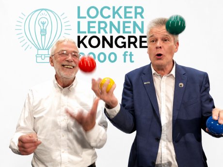 Gerald_Hüther_und_Stephan_jonglieren.png