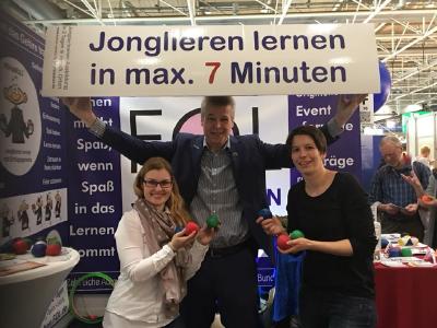 Bei Stephan Ehlers kann man in 7 Min. das Jonglieren lernen