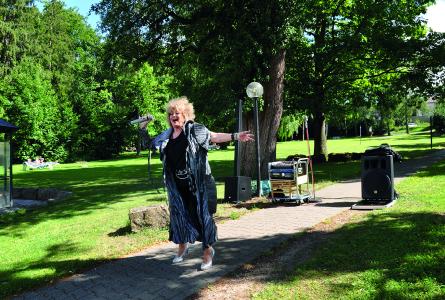 Viola Walsch rockt als Tina Turner im Park des Christophsbads