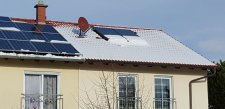 Auch schneebedeckte Solaranlagen stellen die Stromproduktion nicht vollständig ein. Meist erledigt sich das Problem je nach Dachneigung binnen weniger Stunden oder Tage durch das Abrutschen der Schneelage.