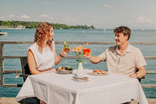 Konstanz-Bodensee-Inselhotel-Seeterrasse-Essen-Antipasti-Salat-Trinken-Aperitif-Glas-Paar-05_Cop.jpg