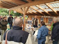 Zoopädagogin Anika Pinkernell präsentiert Wolle und den Nutztierkoffer