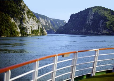 Donau Katarakten mit Schiffsbug_klein.jpg