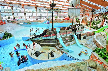 Bei alltours machen Städtereisen der ganzen Familie Spaß. Im Ramada Resort Aquaworld in Budapest wartet nach dem Sightseeing der Wasserpark