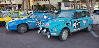 Rallye-Autos im Ziel: Citroen Dyane und Renault Gordini Coupé