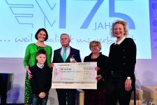 Spende für Elterninitiative krebskranker Kinder Erlangen (v.l.): Christine Emmerling (Mitarbeiterin uniVersa) mit Sohn, Michael Baulig (Vorstandsvorsitzender uniVersa) sowie Christine Träg (Schatzmeisterin) und Christine Habermann von der Elterninitiative krebskranker Kinder Erlangen / Foto: uniVersa