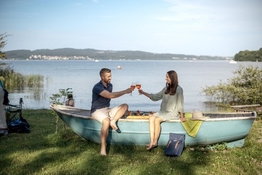 Konstanz-Litzelstetten-Camping-Bodensee-Ufer-Boot-Picknick-Trinken-Paar-04_Copyright_MTK-Le.jpg