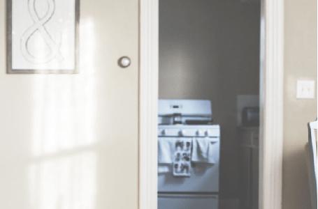 Vermietet ein Mieter die Wohnung an jemand anderen, verstößt er meistens gegen den Mietvertrag. Untermiete ohne Erlaubnis ist Vertragsverstoß. (Bild: ots/KLUGO GmbH)