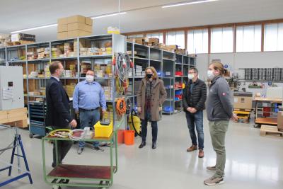 Besuch noch vor dem Corona-Lockdown: Erster Kreisbeigeordneter Dr. Jens Mischak (CDU, von links), im Gespräch mit Geschäftsführer Ingo Ditschler, Andrea Ortstadt von der Wirtschaftsförderung des Vogelsbergkreises, Andreas Fey, Bürgermeister der Stadt Kirtorf, sowie Marco Holland, Co-Geschäftsführer der LLE-Elektrotechnik GmbH (Foto: Vogelsbergkreis/Christian Lips)