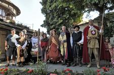 Viele bekannte Figuren aus Brüder Grimms Märchenwelt zeigen sich am 17. Mai auf Burg Trendelburg, der sagenhaften Burg im Weserbergland. Foto: Reiner Zerfass 