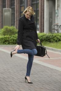 Wer High-Heels trägt, mutet dem Körper einiges zu – vor allem den Fußgelenken und Knien. Das Körpergewicht wird verlagert und Knie, Zehen und Füße werden stark belastet. / Bild: AGR
