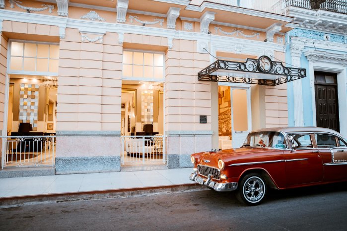 Oldtimer vor Hotel in Kuba | Cuba Buddy.jpg.jpg
