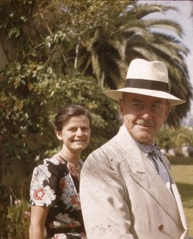 Thomas Mann und Elisabeth Mann Borgese im Garten der Villa in Pacific Palisades (um 1946). ETH-B.jpg