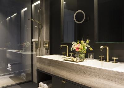 Für die Bäder, die ganz im Zeichen der von urbaner Eleganz geprägten Atmosphäre des De Gulde Schoens stehen, entschieden sich die Hoteliers für Produkte der Kollektion AXOR Citterio E