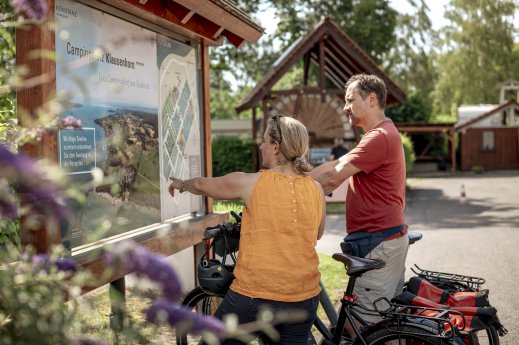 Konstanz-Dingelsdorf-Klausenhorn-Camping-Bluete-Karte-Infotafel-Schild-Radfahren-Paar-04_Co.jpg