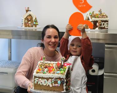 Frida und ihre Mama mit dem Lebkuchenhaus