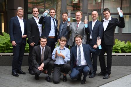 TÜV SÜD und die Gewinner des TÜV SÜD Innovationspreis 2019 freuen sich gemeinsam über die Gestaltungskraft von KMU und Forschung: Prof. Axel Stepken, Vorstandsvorsitzender der TÜV SÜD AG, Christian Schreiber und Michael Münch von der SONOTEC GmbH, Sebastian Uziel und Professor Ralf Sommer vom IMMS, Dr. Peter Schley, SmartSim GmbH, und Professor Joachim Schenk, Hochschule München, Mirko Süttenbach und Caitlin Hedges von der Neotech GmbH und Markus Ankenbrand, Friedrich-Alexander-Universität Erlangen-Nürnberg (v.l.)