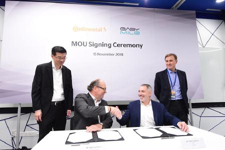 Mit der Unterzeichnung des MoU verfolgen Continental und EasyMile das Ziel, Fahrtests autonomer Fahrzeuge auf öffentlichen Straßen in Singapur vorzubereiten. V. l. n. r.: Kien Foh Lo, Ralph Lauxmann (Continental), Gilbert Gagnaire, Eric Wicart (EasyMile), Foto: © Continental AG