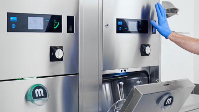 Meiko Signalkonzept: Der Türgriff und weitere Leuchtelemente signalisieren weithin sichtbar den Betriebszustand: betriebsbereit (blau), reinigt und desinfiziert (grün), wichtige Meldung (rot).