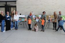 Freuen sich über die neue Fotoausstellung (von links): die Fotostudentinnen Jennifer Schlei, Lea Steinhoff, Annika Biwer und Sophie Hendricks, Dr. Gabriele Weber (Bunter Kreis Duisburg), Aaron, Isabella und Nico, Bürgermeisterin Sylvia Linn, Stefanie Schölwer, Dozent Ditmar Schädel und Maxime