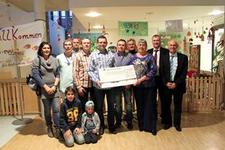 Die Benefizradler der Firma SEW Eurodrive übergaben zum 14. Mal eine Spende an den FUoKK