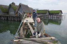 Dominik Hanke (links) und Rolf Auer (rechts) von der Handwerksabteilung des Pfahlbaumuseums bei ihrer winterlichen Revisionsarbeit im Pfahlbaumuseum Unteruhldingen (Bild: Museum/Schöbel abdruckfrei)